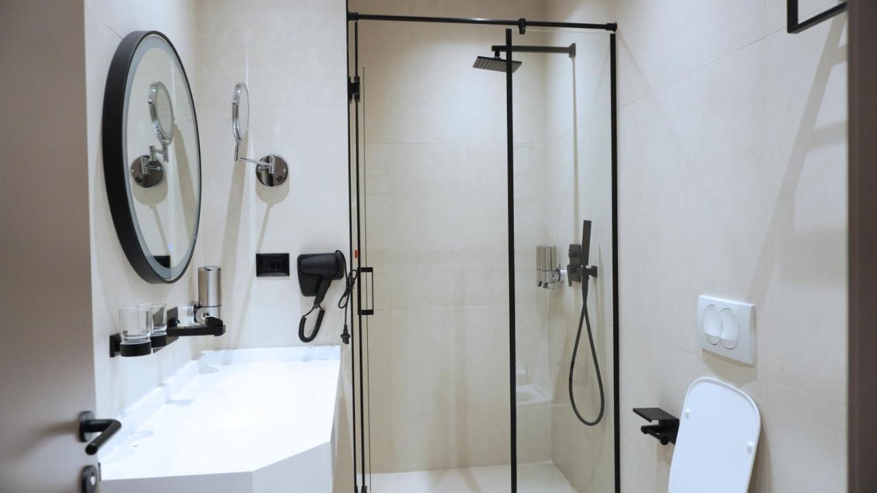 Starlight Hotel Тирана Екстер'єр фото