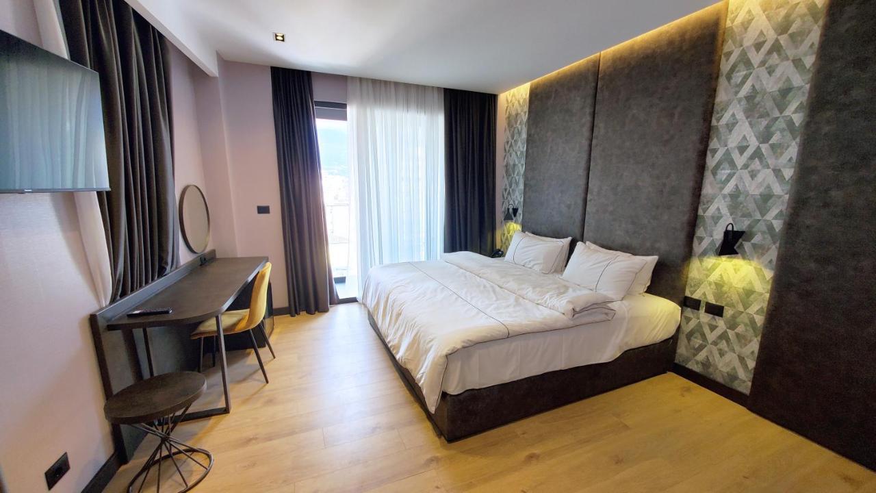 Starlight Hotel Тирана Екстер'єр фото