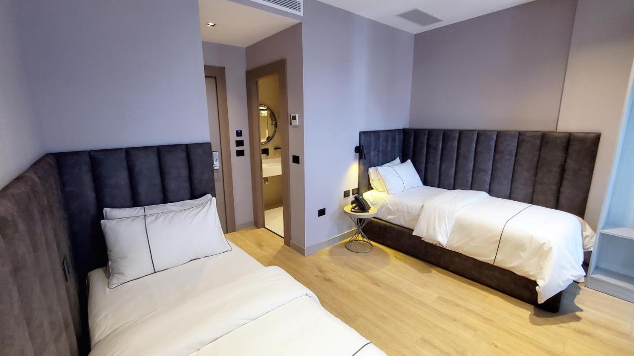 Starlight Hotel Тирана Екстер'єр фото